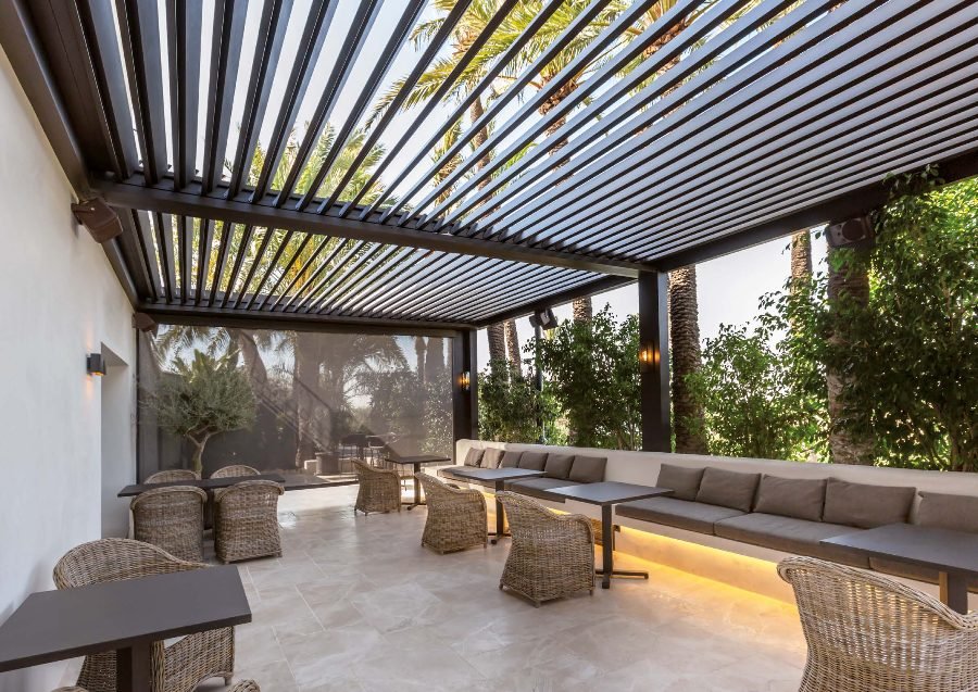Pérgola bioclimática de lamas orientables sobre una terraza