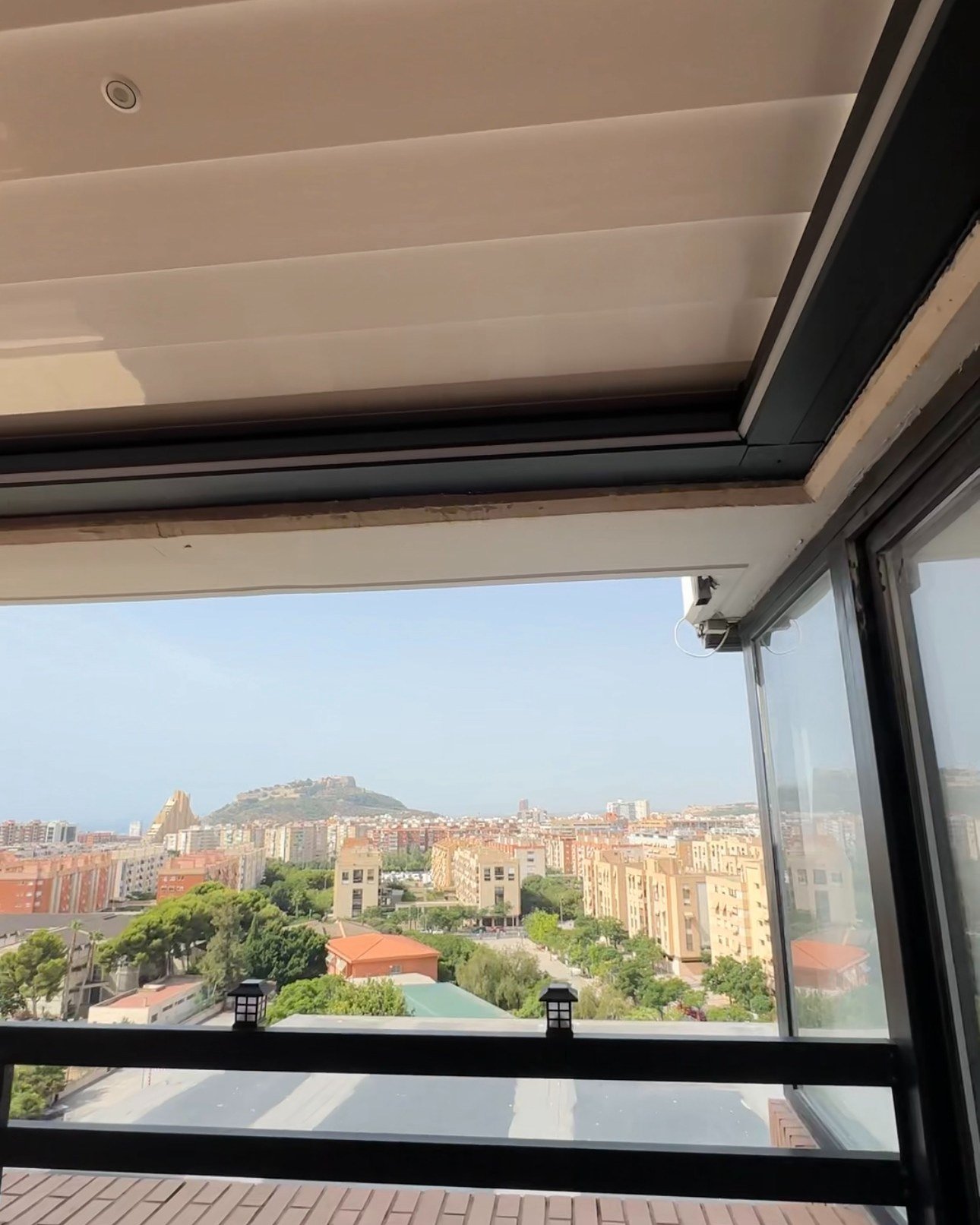 Pérgola bioclimática en un ático de Alicante con vistas al castillo de Santa Bárbara