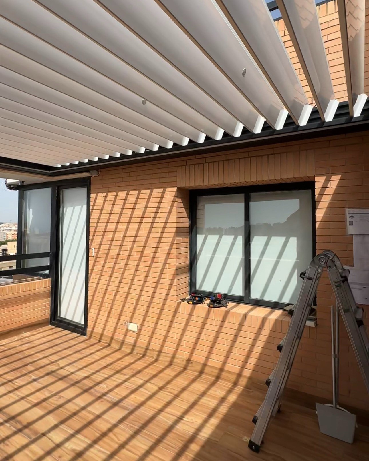Sombra de las lamas de la pérgola sobre el suelo de madera del ático