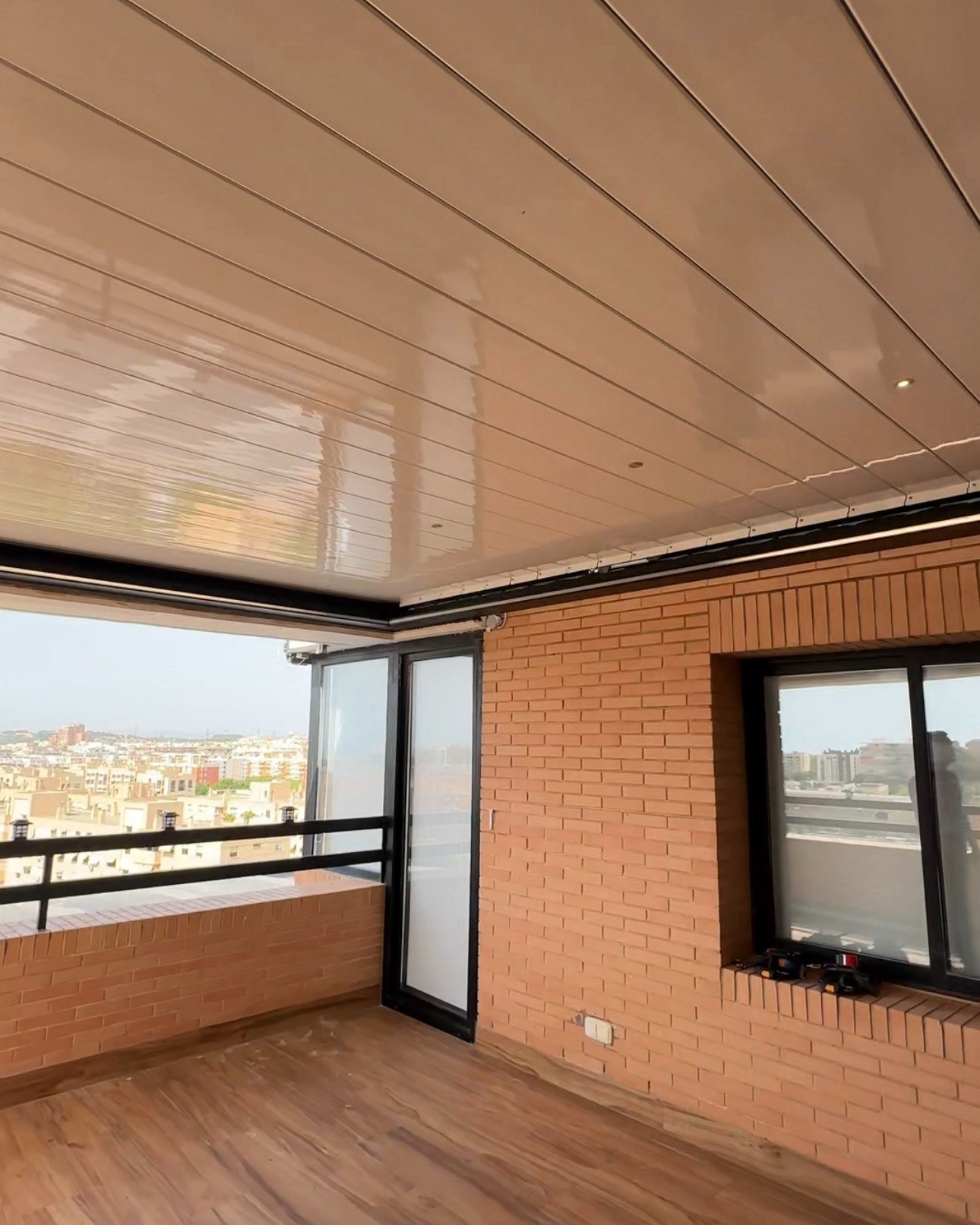 Pérgola bioclimática cerrada en la terraza del ático