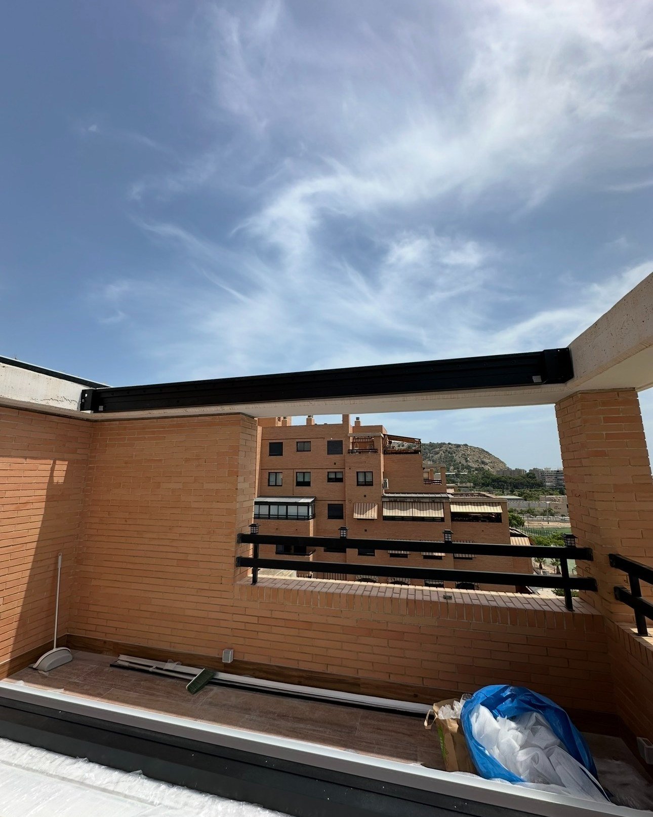 Terraza del ático antes de instalar la pérgola, descubierta y a pleno sol
