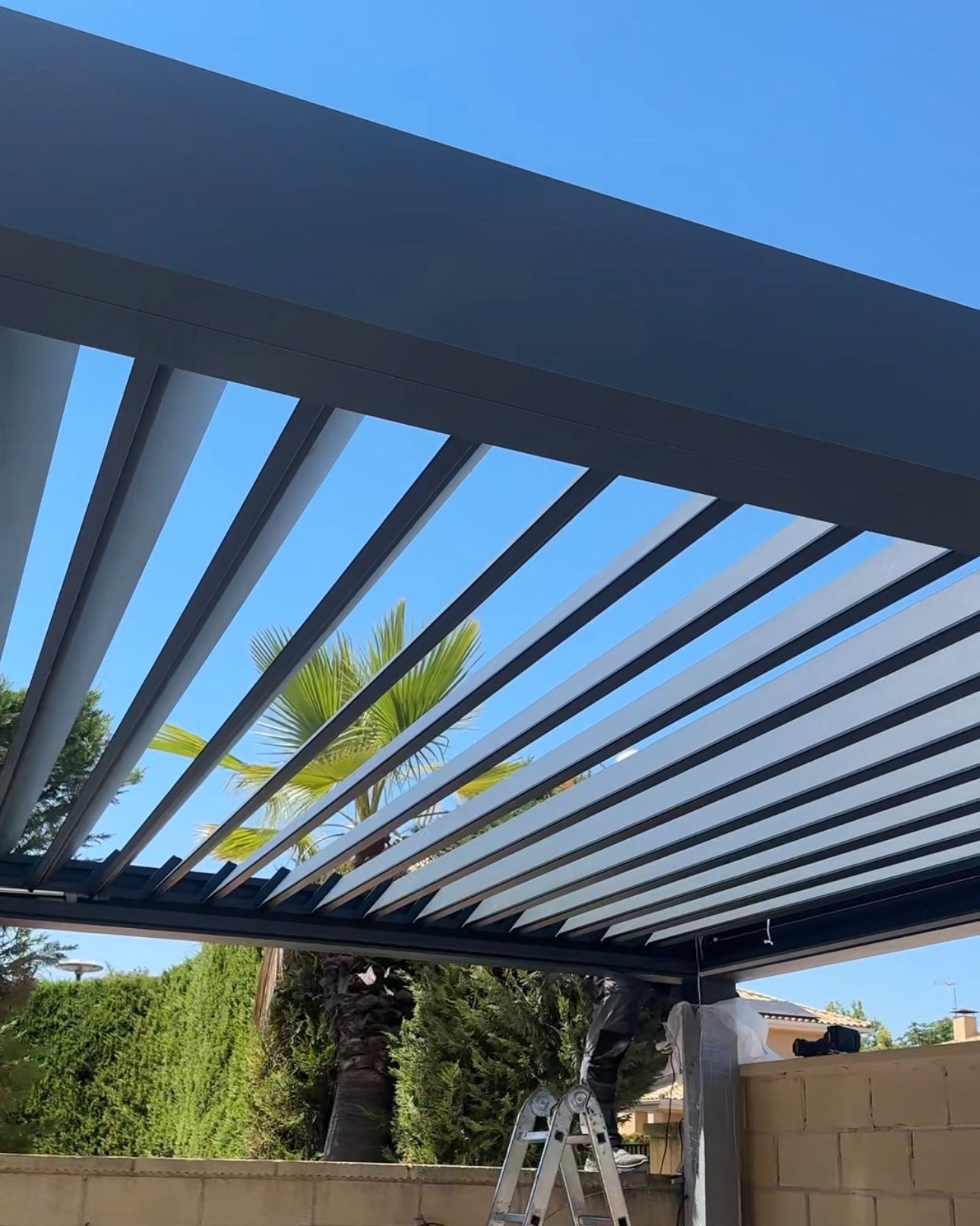Lamas orientables de la pérgola bioclimática abiertas al sol en Elche