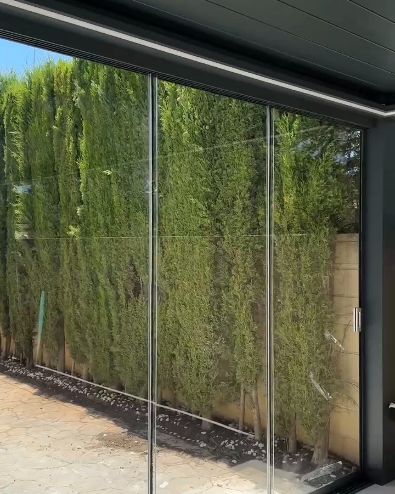 Interior de la pérgola con las cortinas de cristal cerradas