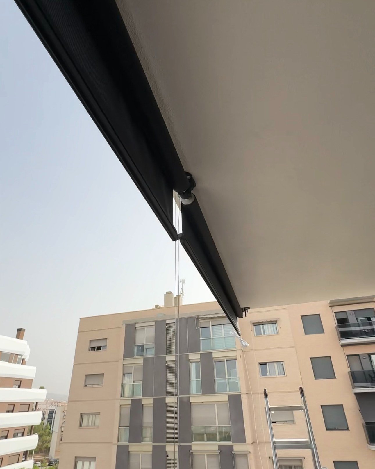 Toldo vertical guiado por cable en la terraza de un piso de Elche