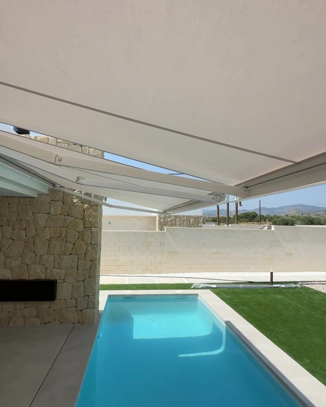 Toldo extensible blanco abierto visto desde debajo